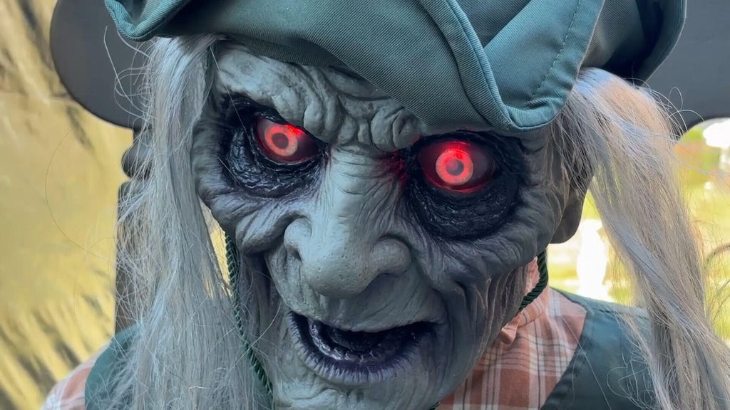 Philadelphia man turns front yard of Mount Airy home into Halloween haunt — Phoenixville Community news